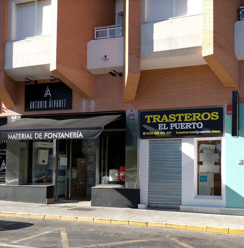 La entrada desde la acera