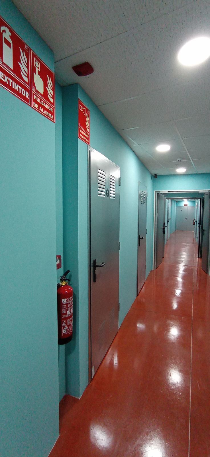 Salida de emergencia y extintor